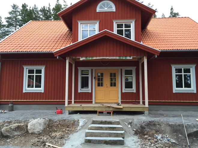 Ein rotes Haus mit Hausbeschichtung von GAVELDEKOR Hausdekoration, Giebelschmuck, Dachschmuck, Giebelgaubenschmuck, Dachgaubenschmuck, Gaubenschmuck, Hausschmuck, Konsolen, Geländerschmuck, Stempel Veranda, Sägen Freunde, Holzfassade, Balkonbrüstung, Windscheibe dekor, decke dekor, Ende dekor, Schnitzereien, Holzmuster, vestibul, pergola, pavillon, orangeri, verschnörkelt, frills, sveitserstil, ornament, Schriftrollen, holzzäune, dachterrasse, zaun, reling, Holzgeländer