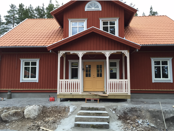 Ein rotes Haus mit Hausbeschichtung von GAVELDEKOR Hausdekoration, Giebelschmuck, Dachschmuck, Giebelgaubenschmuck, Dachgaubenschmuck, Gaubenschmuck, Hausschmuck, Konsolen, Geländerschmuck, Stempel Veranda, Sägen Freunde, Holzfassade, Balkonbrüstung, Windscheibe dekor, decke dekor, Ende dekor, Schnitzereien, Holzmuster, vestibul, pergola, pavillon, orangeri, verschnörkelt, frills, sveitserstil, ornament, Schriftrollen, holzzäune, dachterrasse, zaun, reling, Holzgeländer