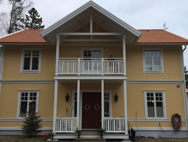 Ein gelbes Haus mit Hausdekoration von GAVELDEKOR Hausdekoration, Giebelschmuck, Dachschmuck, Giebelgaubenschmuck, Dachgaubenschmuck, Gaubenschmuck, Hausschmuck, Konsolen, Geländerschmuck, Stempel Veranda, Sägen Freunde, Holzfassade, Balkonbrüstung, Windscheibe dekor, decke dekor, Ende dekor, Schnitzereien, Holzmuster, vestibul, pergola, pavillon, orangeri, verschnörkelt, frills, sveitserstil, ornament, Schriftrollen, holzzäune, dachterrasse, zaun, reling, Holzgeländer