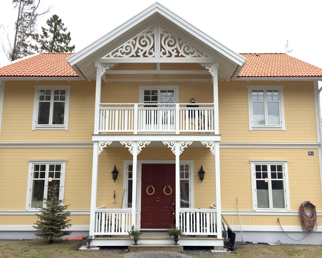 Ein gelbes Haus mit Hausdekoration von GAVELDEKOR Hausdekoration, Giebelschmuck, Dachschmuck, Giebelgaubenschmuck, Dachgaubenschmuck, Gaubenschmuck, Hausschmuck, Konsolen, Geländerschmuck, Stempel Veranda, Sägen Freunde, Holzfassade, Balkonbrüstung, Windscheibe dekor, decke dekor, Ende dekor, Schnitzereien, Holzmuster, vestibul, pergola, pavillon, orangeri, verschnörkelt, frills, sveitserstil, ornament, Schriftrollen, holzzäune, dachterrasse, zaun, reling, Holzgeländer